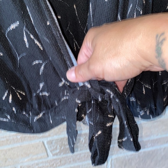 ✅Universal Thread wrap front blouse - Picture 2 of 7